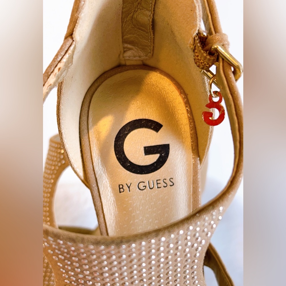 9M G By Guess Glamo peep toe heel. Gold fabric. Platform heels. used o… - Picture 4 of 11